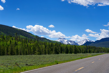 Fototapeta premium Mirror Lake Scenic Byway between Wyoming and Utah