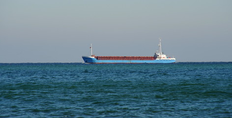 Küstenmotorschiff vor dem Königsstuhl