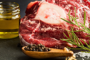 Osobuco carne cruda vista de frente y de cerca sobre plato negro