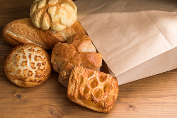 紙袋の中にいろいろなパンの種類　外国　bread cafe