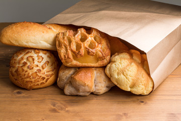 紙袋の中にいろいろなパンの種類　外国　bread cafe