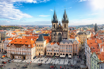 Blick auf die berühmte Marienkirche (Teynkirche) mit gothischer Architektur an einem sonnigen Tag im Herbst, Prag, Tschechien - obrazy, fototapety, plakaty