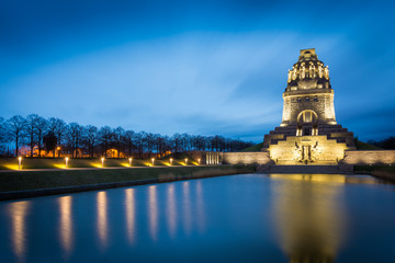 Völkerschlachtdenkmal in Leipzig am Abend im Winter