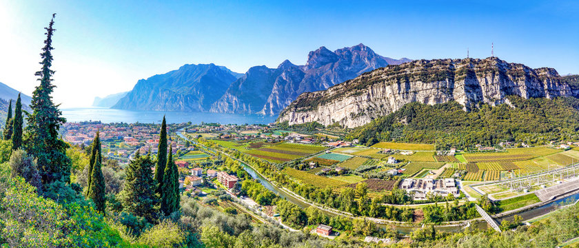 Blick auf den Gardasee mit Torbole, Arco und Riva