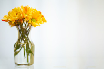 ガラスの花瓶に入った黄色い花