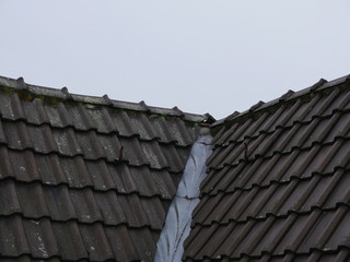 Dach mit alten Ziegeln