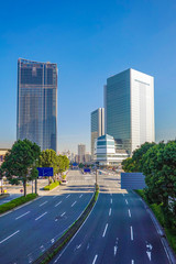 Fototapeta premium 横浜みなとみらい大通り、完成間近の高層ビル群