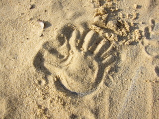 Handabdruck im Sand