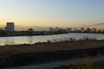 夕刻の多摩川