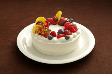 お皿に載せたいろいろな背景の上のクリスマスケーキ