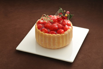 お皿に載せたいろいろな背景の上のクリスマスケーキ