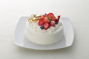 お皿に載せたいろいろな背景の上のクリスマスケーキ