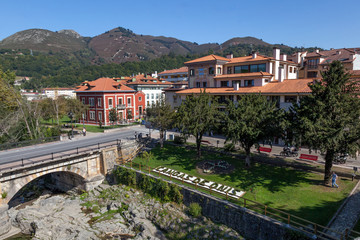 Fototapeta na wymiar Cangas de Onís desde su Puente Romano