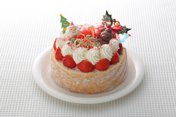お皿に載せたいろいろな背景の上のクリスマスケーキ