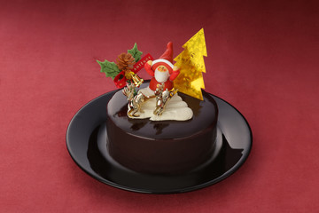 お皿に載せたいろいろな背景の上のクリスマスケーキ