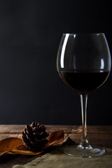 Copa de vino tinto sobre fondo rustico