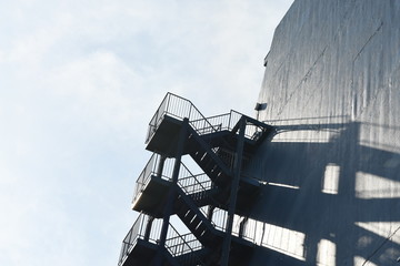 ビルの非常階段と壁面の影