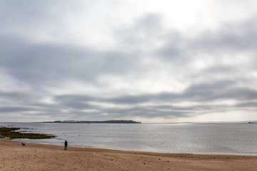 Dia nublado na praia de Punta del Leste, Uruguay