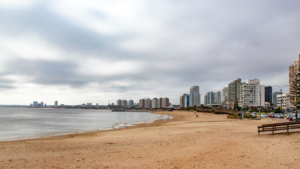 Dia nublado na praia de Punta del Leste, Uruguay