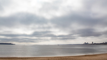 Dia nublado na praia de Punta del Leste, Uruguay