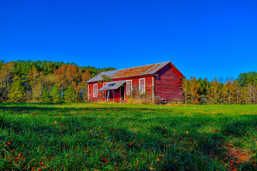 Fototapeta na wymiar red barn in the field