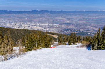 Fototapeta na wymiar Vitoshko Lale ski run at the Aleko ski center on Vitosha mountain in Bulgaria