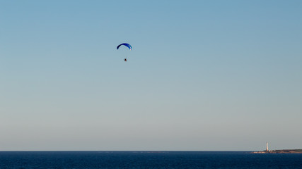 Fototapeta na wymiar Parapente sobre o mar azul na Praia de Punta del Leste, Ilha dos Lobos, Punta del Leste, Uruguai