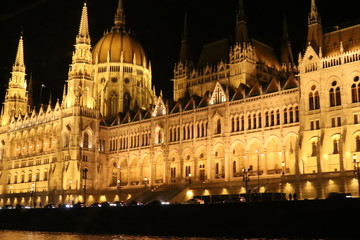 Fototapeta na wymiar hungarian parliament in budapest at night