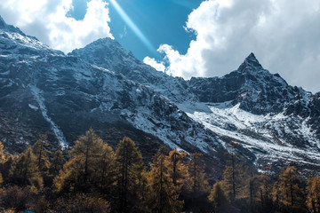 Obraz premium Late autumn snow mountain