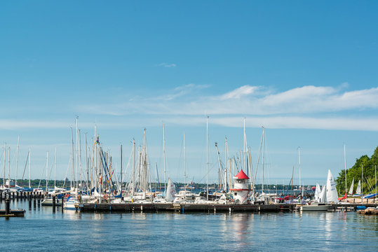 Sportboothafen von M&ouml;nkeberg an der Kieler Innenf&ouml;rde im Sommer