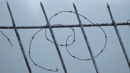 Stacheldraht am Stabgitterzaun