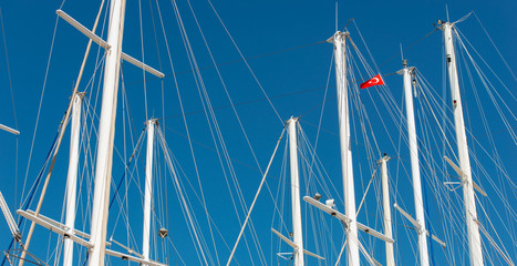 Schiffsmasten im Hafen von Bodrum, Türkei vor wolkenlosem Himmel