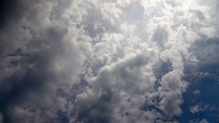 The blue sky is cloudy, cloudy and will be dark, photographed at midday