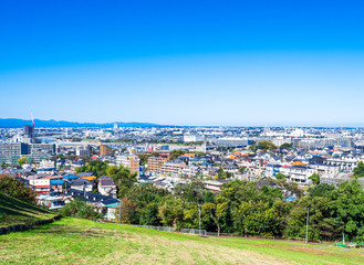 Fototapeta premium 青空が広がる住宅地