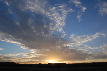 autumn sky breathes cold