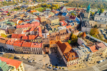 Brama Krakowska i stare miasto w Lublinie - widok z lotu ptaka. Krajobraz miasta z powietrza.