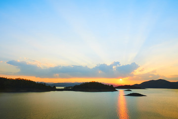 Fototapeta na wymiar A beautiful sunset overlooking a lake