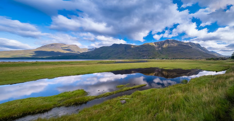 Obraz premium Gorgeous landscapes in the far north of the Scottish highlands along the iconic NC500 coastal route