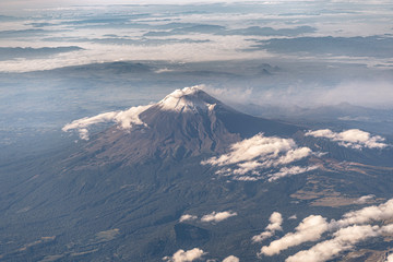 Paisaje aéreo del volcán Popocatépetl en México.