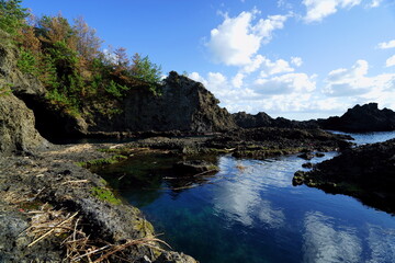 Fototapeta na wymiar 海の浸食でできた小木ジオサイトのひとつの風景