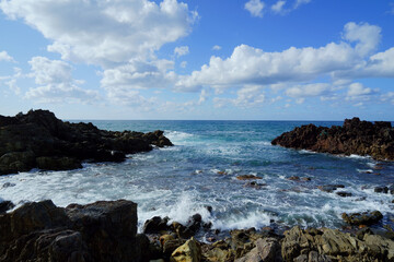 Fototapeta na wymiar 旅先の日常、青く美しい日本海と穏やかな白波
