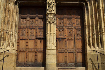 portail de l'église de Saint-Côme-d'Olt, église avec clocher torsadé sur le chemin de...