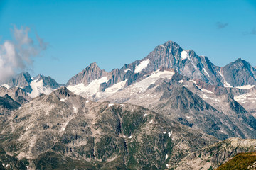 Die schweizer Alpen im Sommer