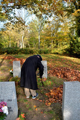 Senior auf dem Friedhof