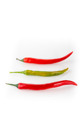 3 chillis stilleben auf weißem Hintergrund