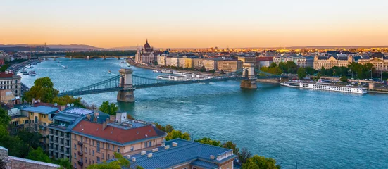 Photo sur Plexiglas Széchenyi lánchíd Budapest, Hungary - October 01, 2019: View of the Szechenyi Chain Bridge over Danube and the Hungarian Parliament Building in Budapest, Hungary