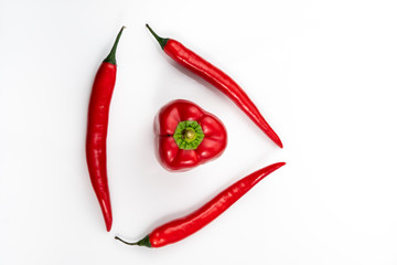 Chilli triangle Stillleben mit Pakrika auf weißem Hintergrund