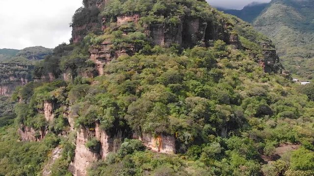 Acercamiento al cerro del barril por el lado del Oriente