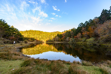 写真素材：剣山系、リフレクション、夫婦池、秋、紅葉、山、風景