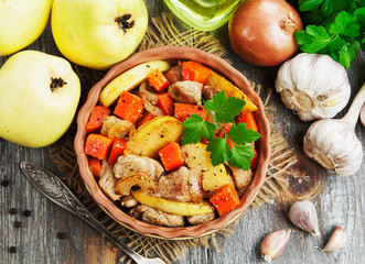 Meat baked with quince and vegetables